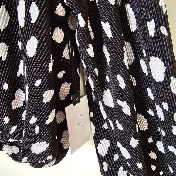 NWT ASTR BLACK WHITE DOTTED DEEP SURPLICE V NECK LONGSLEEVES TOP SIZE M - Picture 9 of 15